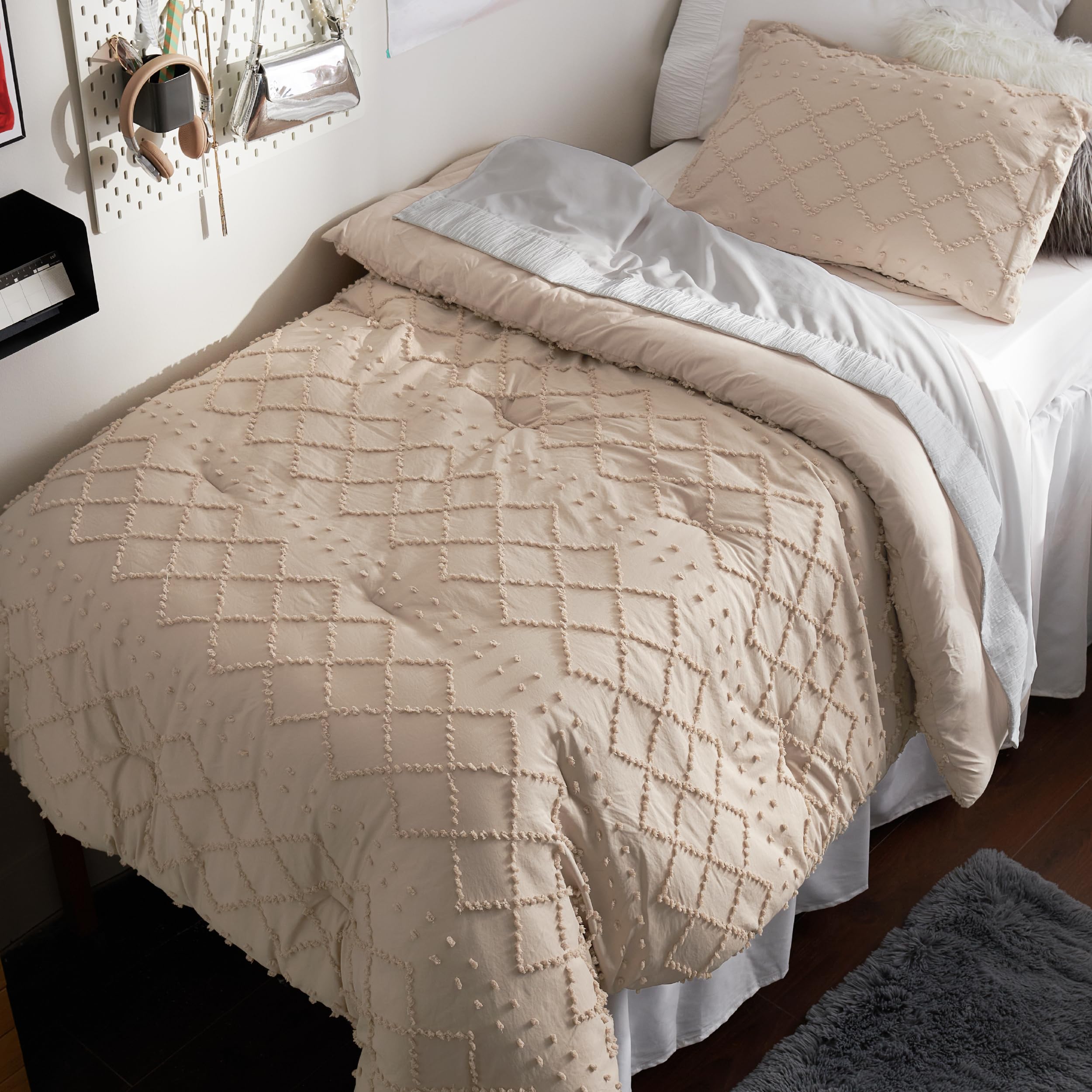 Bedsure Queen Comforter Set - White Comforter, Boho Tufted Shabby Chic Bedding Comforter Set, 3 Pieces Vintage Farmhouse Bed Set for All Seasons, Fluffy Soft Bedding Set with 2 Pillow Shams